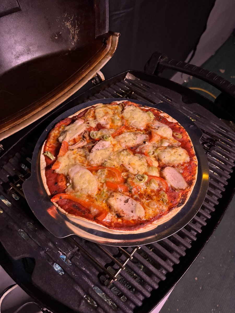 Pizzas in the Webber while camping are the Grouse👌🍺🍾
#loaditup😎