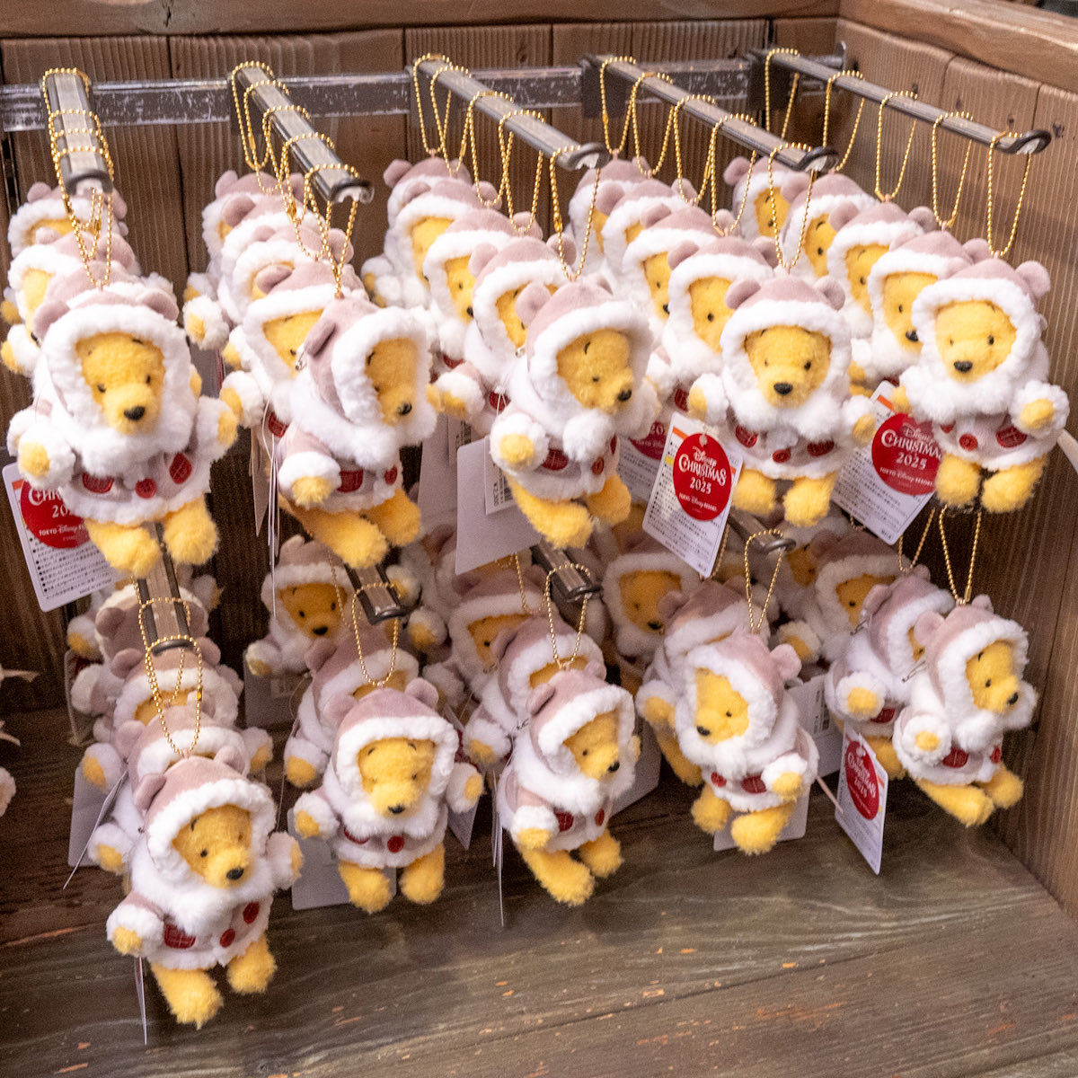 プーさん　ぬいぐるみ　クリスマス　ディズニー　2025 くまのプー　新品　タグ付 プーさんぬいぐるみ(クリスマスグッズ2025)| キャステル | CASTEL