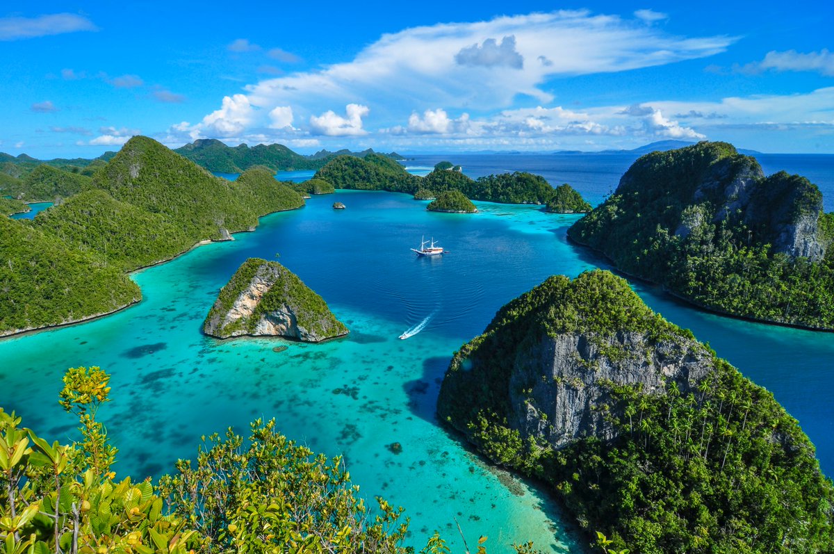 AssaadRazzouk's tweet image. Massive energy transformation underway: Indonesia legislates its commitment to go 70% renewables by 2035 through its Electricity Supply Business Plan, a huge leap from today (renewables only at 16% of electricity mix)

hijau.bisnis.com/read/20251120/…