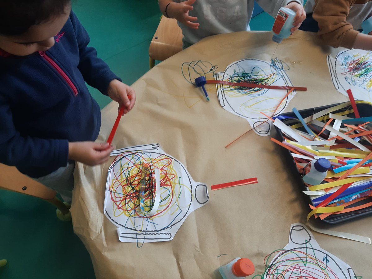 G27Marco's tweet image. Quand les parents découvrent «  la cuisine aux crayons «  ! #graphisme #arts #dessin 
Quinzaine de l’ ecole maternelle  @AGEEM_National  collaborative et créative  à Ville de La Chapelle Saint-Luc! Salade de cercles et de ronds/ spaghetti tutti colori Bravo à Fabienne et Helena