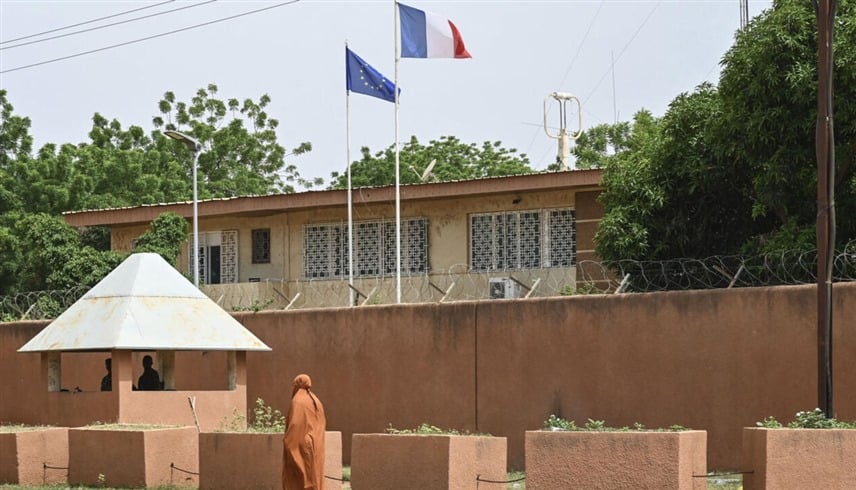 Oumar_Alansari's tweet image. فرنسا تعلن تخفيض عدد موظفيها الدبلوماسيين في مالي
#Mali #France #JNIM 
أ ف ب: أعلنت وزارة الخارجية الفرنسية يوم الجمعة أن فرنسا &quot;قررت تخفيض وجودها الدبلوماسي والقنصلي&quot; في مالي، أي أنها ستُخفّض عدد موظفيها في ظل تدهور الوضع الأمني ​​في البلاد.

وأوضحت وزارة الخارجية الفرنسية أن…