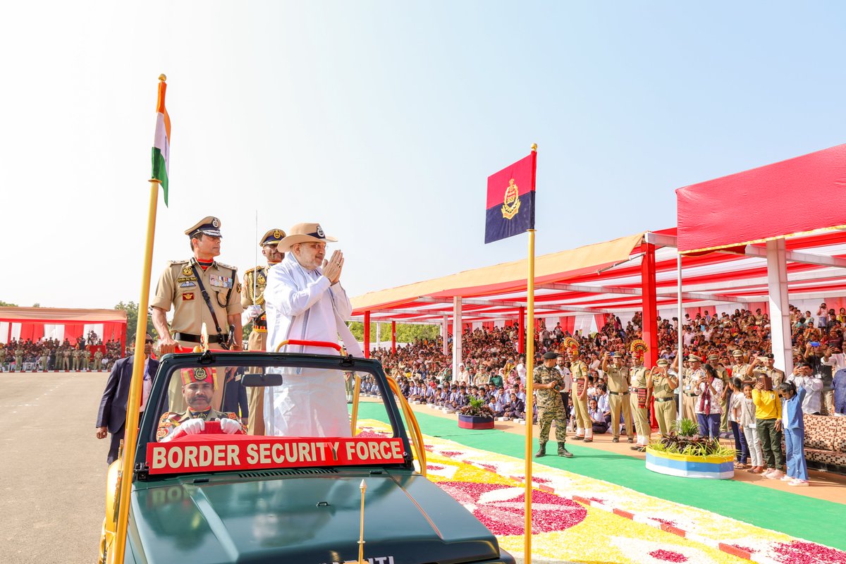 AmitShah's tweet image. BSF ने बीते छह दशकों से देश की सीमाओं की पूरी तत्परता से सुरक्षा कर विश्व के सामने सीमा सुरक्षा के सर्वोच्च आदर्श स्थापित किए हैं। आज गुजरात के भुज में BSF के 61वें स्थापना दिवस समारोह में वीर जवानों से संवाद किया।

मोदी सरकार में @BSF_India और आधुनिक हो रही है व नई तकनीकों से…