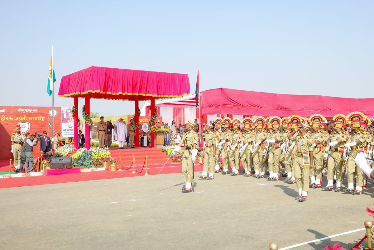 AmitShah's tweet image. BSF ने बीते छह दशकों से देश की सीमाओं की पूरी तत्परता से सुरक्षा कर विश्व के सामने सीमा सुरक्षा के सर्वोच्च आदर्श स्थापित किए हैं। आज गुजरात के भुज में BSF के 61वें स्थापना दिवस समारोह में वीर जवानों से संवाद किया।

मोदी सरकार में @BSF_India और आधुनिक हो रही है व नई तकनीकों से…