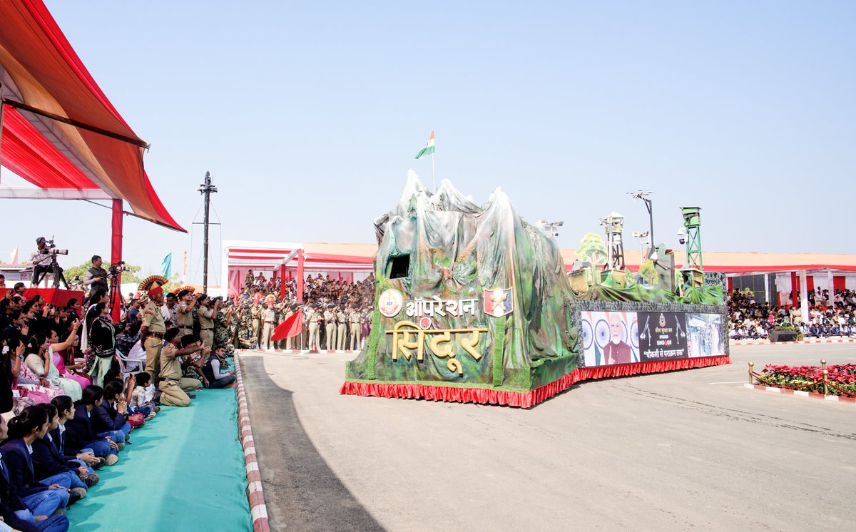 AmitShah's tweet image. BSF ने बीते छह दशकों से देश की सीमाओं की पूरी तत्परता से सुरक्षा कर विश्व के सामने सीमा सुरक्षा के सर्वोच्च आदर्श स्थापित किए हैं। आज गुजरात के भुज में BSF के 61वें स्थापना दिवस समारोह में वीर जवानों से संवाद किया।

मोदी सरकार में @BSF_India और आधुनिक हो रही है व नई तकनीकों से…