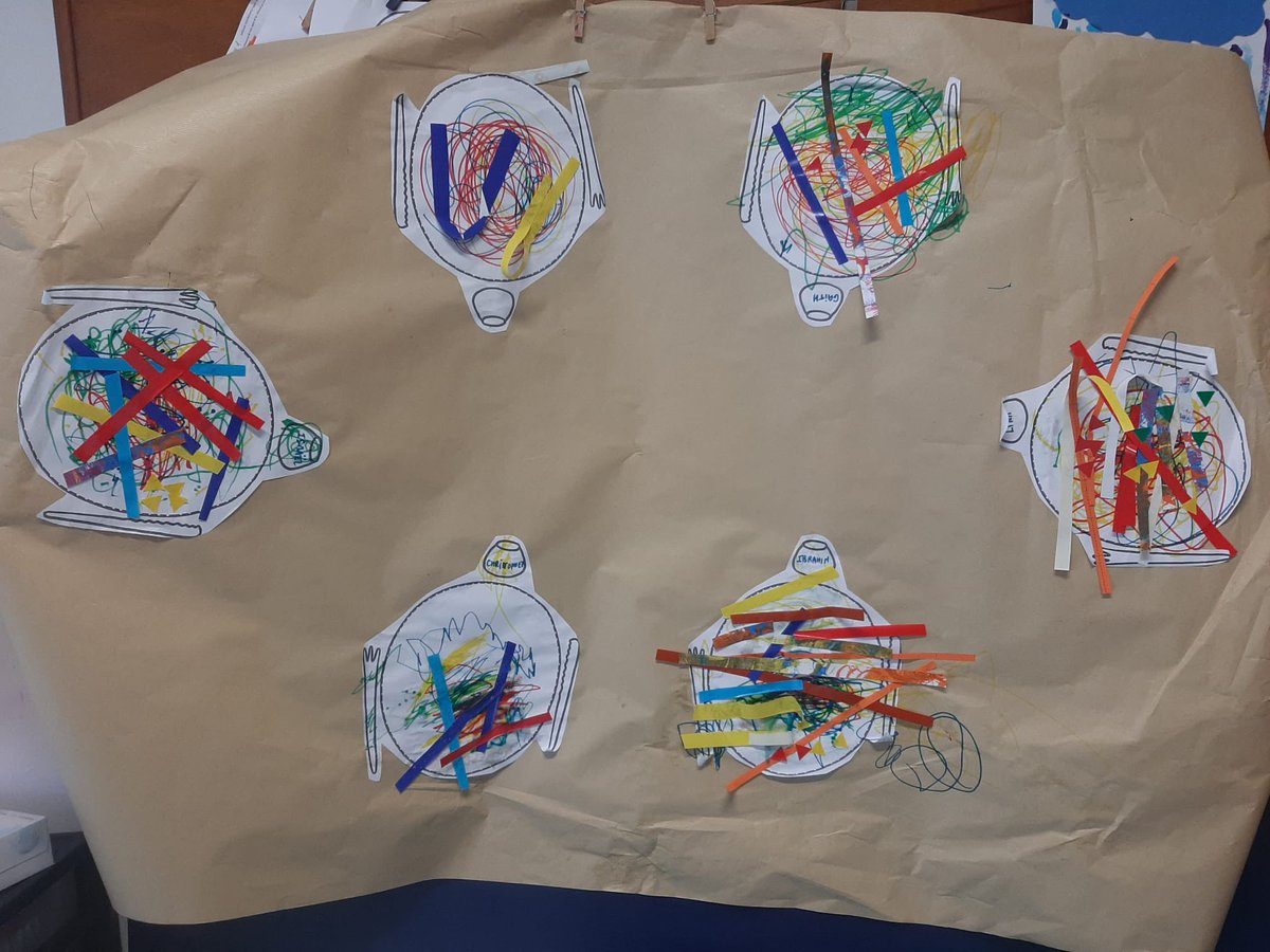 ageem_10's tweet image. Quand les parents découvrent «  la cuisine aux crayons «  ! #graphisme #arts #dessin 
Quinzaine de l’ ecole maternelle  @AGEEM_National  collaborative et créative  à Ville de La Chapelle Saint-Luc! Salade de cercles et de ronds/ spaghetti tutti colori Bravo à Fabienne et Helena