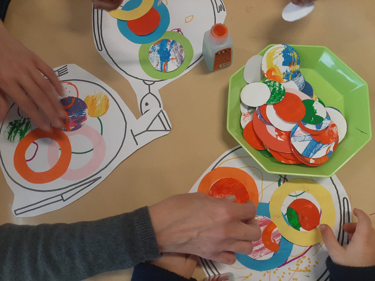 ageem_10's tweet image. Quand les parents découvrent «  la cuisine aux crayons «  ! #graphisme #arts #dessin 
Quinzaine de l’ ecole maternelle  @AGEEM_National  collaborative et créative  à Ville de La Chapelle Saint-Luc! Salade de cercles et de ronds/ spaghetti tutti colori Bravo à Fabienne et Helena