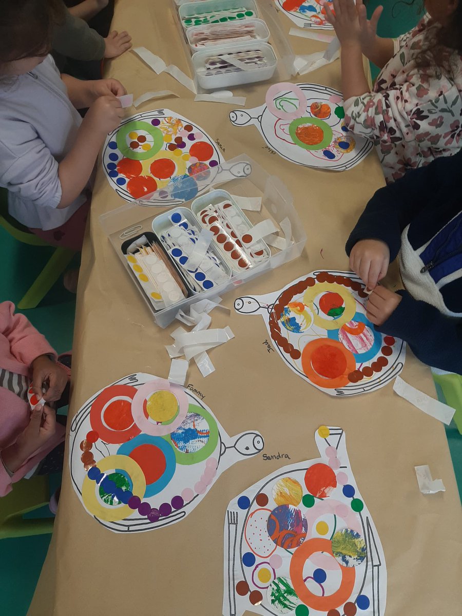 ageem_10's tweet image. Quand les parents découvrent «  la cuisine aux crayons «  ! #graphisme #arts #dessin 
Quinzaine de l’ ecole maternelle  @AGEEM_National  collaborative et créative  à Ville de La Chapelle Saint-Luc! Salade de cercles et de ronds/ spaghetti tutti colori Bravo à Fabienne et Helena