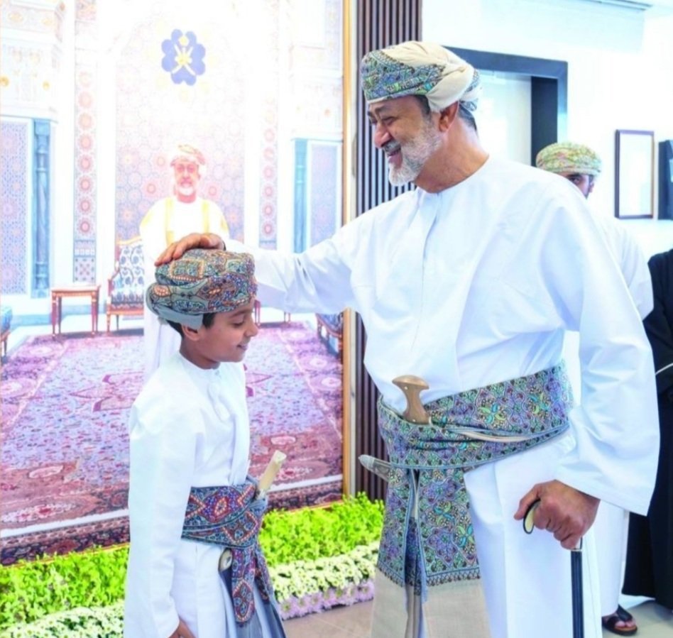 يا لحنان السلطان حين يواسي
 كأن كلماته نزلت على قلوب ذويهم مطرًا يطفئ حرائق الدمع.

 #السلطان_هيثم_يعزي_أبناءه