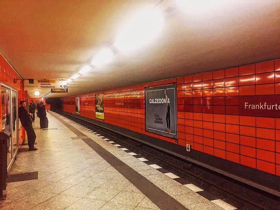 slowberlin's tweet image. Berlin en rouge #ubahn #berlin