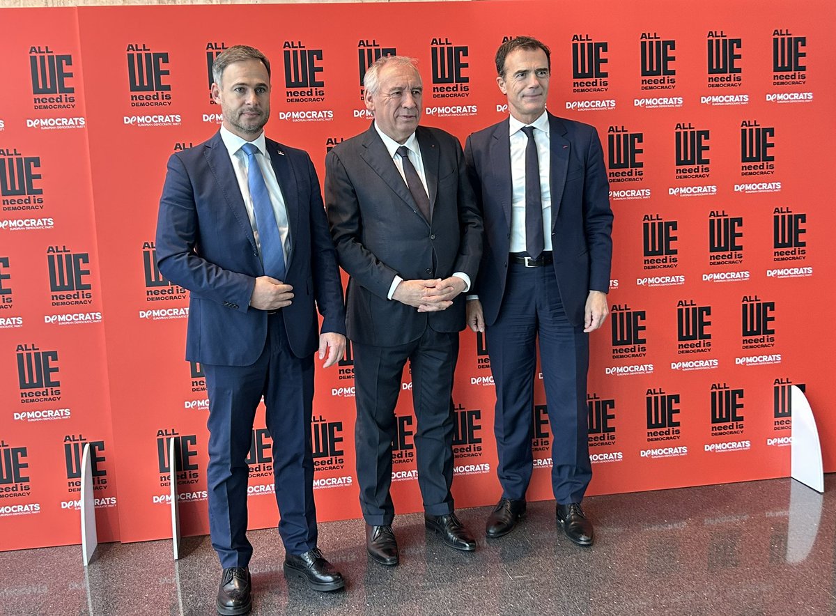 Danas ću kao gost imati priliku da govorim na kongresu <a href="/democrats_eu/">European Democrats</a> o situaciji u Srbiji i krizi u kojoj se nalazimo. Na jednom od panela učestvovaće i studenti Nikolina Sinđelić i Pavle Cicvarić. Zahvalnost <a href="/sandrogozi/">Sandro Gozi</a> i doskorašnjem premijeru Francuske <a href="/bayrou/">François Bayrou</a> na pozivu.