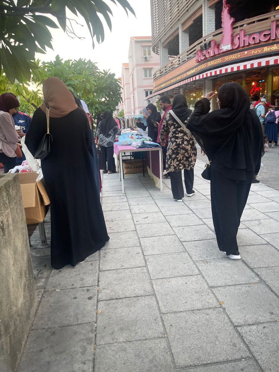 a_humaisha's tweet photo. Konme hafthaakuves Manhattan thiree courtyard mi dhenee ehbayakah, form laigen dhuvahakuves libey gotheh nuvey, Mee kihineiy vaa kameh tho ? @hdcmaldives https://t.co/XsMTaDQg8o