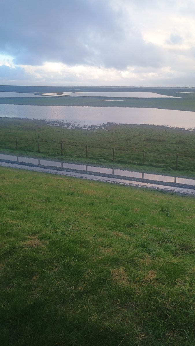 NyeBowman's tweet image. It&apos;ll be interesting to learn about how @UK_CEH Flux Towers can monitor how CO2 is both absorbed and emitted by the salt marsh, and how we can use this to monitor greenhouse gas changes

#saltmarsh #fieldwork #fridayfieldwork  #co2 #lancashire #ukceh