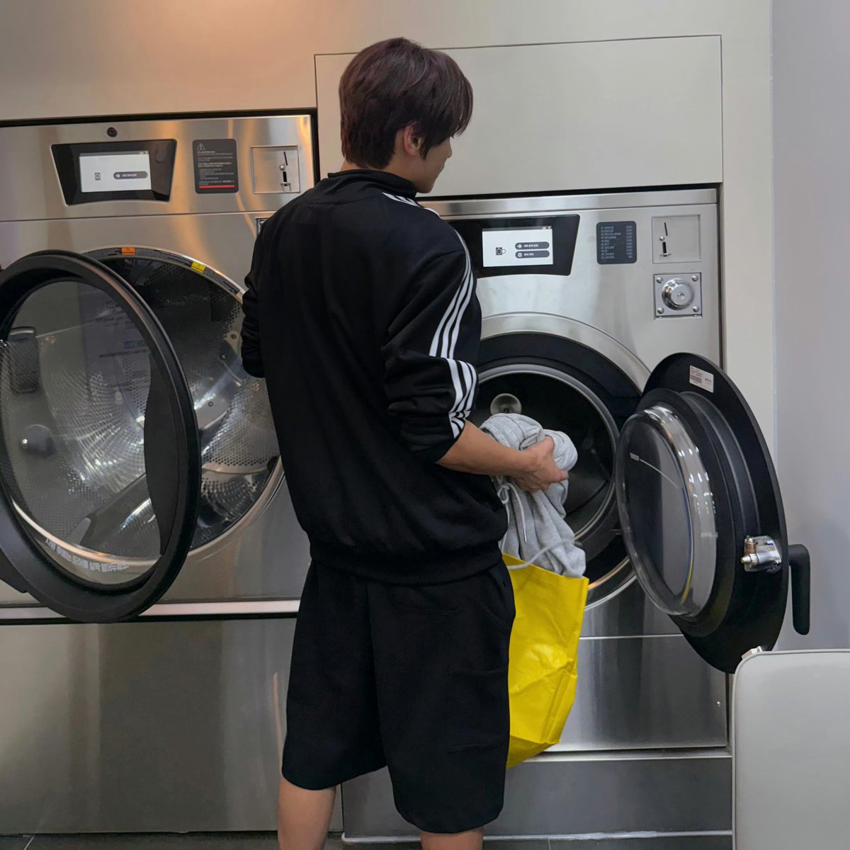 dolghyuck's tweet image. Laundry sucks. But hey, I’ve got my own little tips to make it a bit less painful. Listen up if you wanna know!

❶ Sort your clothes wisely from the get-go
❷ Fabric softener is your secret mood booster
❸ Blast your favorite tunes while you’re at it
❹ Just do it with me ;) :P