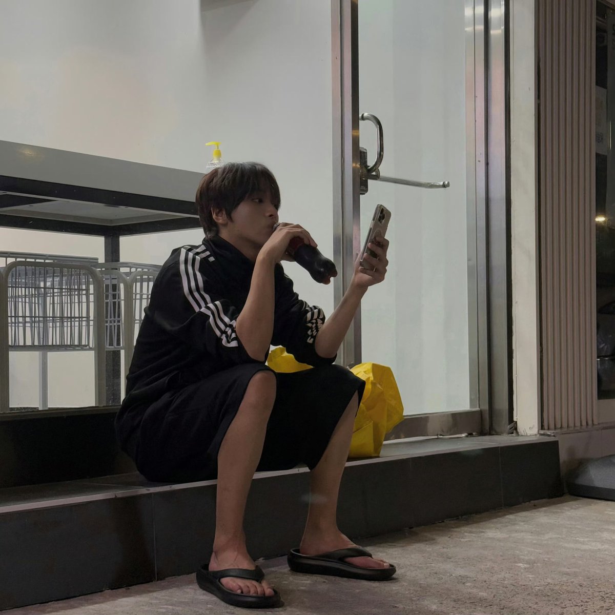 dolghyuck's tweet image. Laundry sucks. But hey, I’ve got my own little tips to make it a bit less painful. Listen up if you wanna know!

❶ Sort your clothes wisely from the get-go
❷ Fabric softener is your secret mood booster
❸ Blast your favorite tunes while you’re at it
❹ Just do it with me ;) :P