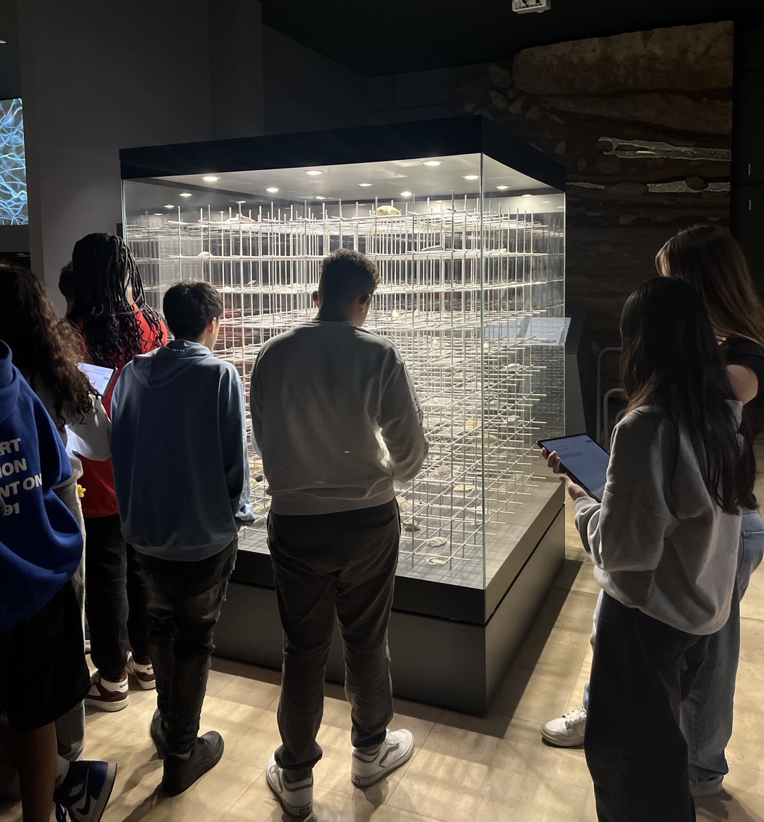 IFCA_CSIC_UC's tweet image. 🔴La inteligencia artificial al servicio de los neandertales.

🦬El IFCA (@CSIC - @unican) y el MUPAC lanzan un taller piloto para aprender sobre Prehistoria a través de inteligencia artificial, mediante la plataforma de aprendizaje Engrammer Aprende.

📲bit.ly/4o8vqlI