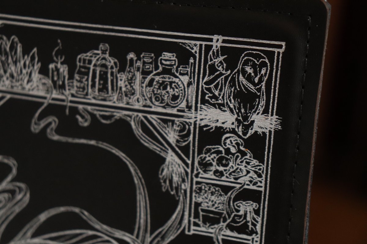 SpeechlessBard's tweet image. Noor has been having the time of her life experimenting with inlays, and this Witch notebook in black leather has given her much joy 🖤
Only this one notebook will be up in tomorrow&apos;s Holiday Sale, and remember: all our notebooks are sleeves, so reusable! 🧹
#witch #notebook