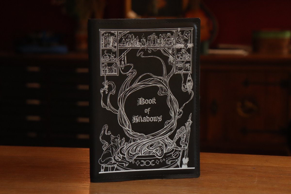 SpeechlessBard's tweet image. Noor has been having the time of her life experimenting with inlays, and this Witch notebook in black leather has given her much joy 🖤
Only this one notebook will be up in tomorrow&apos;s Holiday Sale, and remember: all our notebooks are sleeves, so reusable! 🧹
#witch #notebook