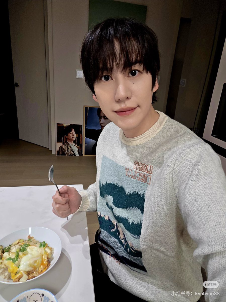 imkyukyupiter's tweet image. 251121 xhs

오랜만에 올려봅니다 😭😭
앨범 응원해주셔서 감사합니다. 사랑해요🥰
일 끝나고 밥 먹고 있어요!!

I have not uploaded anything for a long time 😭😭
Thanks everyone for supporting my album. I love you 🥰
I’m having dinner after work!!

#규현 #KYUHYUN #圭賢