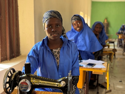 unhcrnigeria's tweet image. Forced out of school by insecurity, 18-year-old Halima in Northeast Nigeria is learning tailoring at a vocational training center supported by @UNHCRNigeria to save up.
Her dream? To become a doctor. Investing in skills gives hope.
#Livelihoods #WithRefugees #Solutions