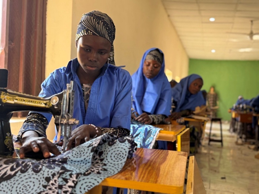 unhcrnigeria's tweet image. Forced out of school by insecurity, 18-year-old Halima in Northeast Nigeria is learning tailoring at a vocational training center supported by @UNHCRNigeria to save up.
Her dream? To become a doctor. Investing in skills gives hope.
#Livelihoods #WithRefugees #Solutions