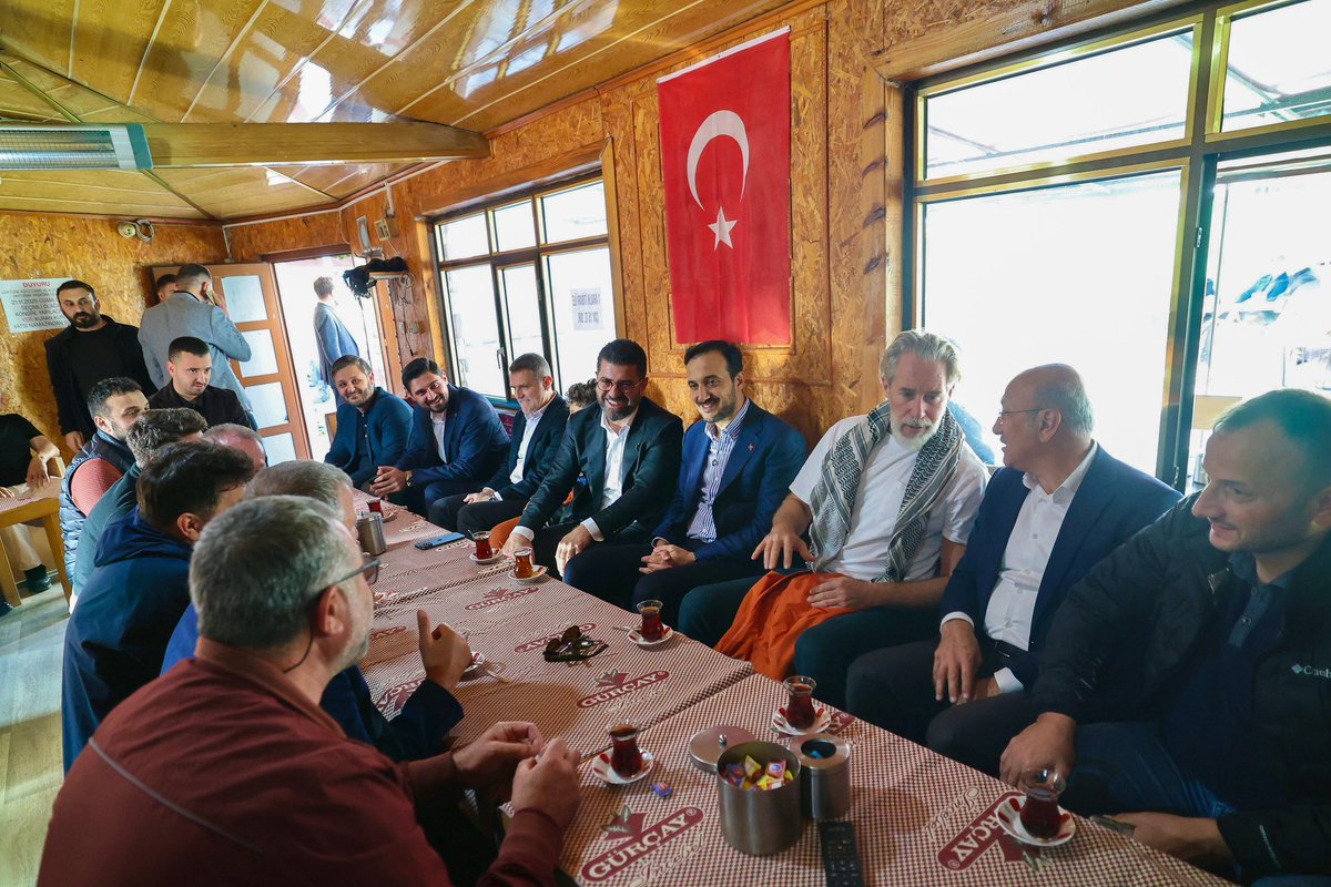 Bugün Cuma namazımızı Göktürk Merkez Camii’nde eda ettik. Bir Cuma lezzeti olarak vatandaşlarımızla çay eşliğinde sohbet etme fırsatımız da oldu. Mehmed: Fetihler Sultanı dizisinin başarılı oyuncusu Sinan Albayrak da aramızdaydı. Genel gündem sohbetlerimiz arasında güzel bir