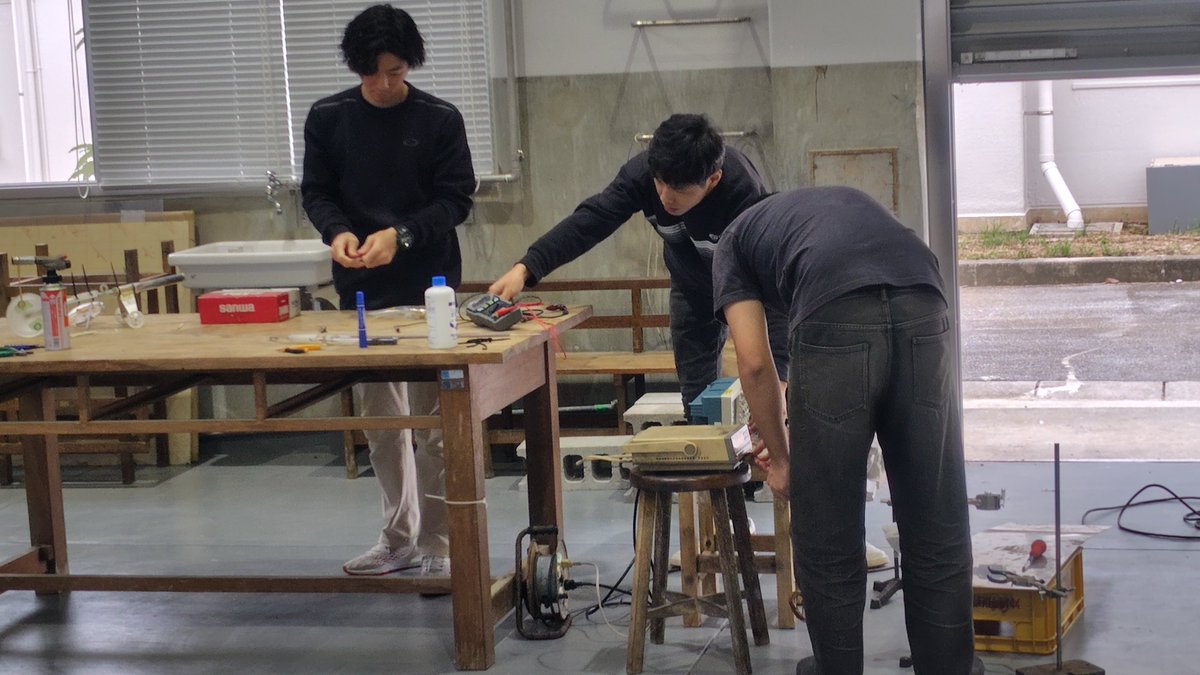 SCL_Ryukyu's tweet image. エンジニアリング デザイン演習は第1回目の出力向上手法について 2班目の提案 プレゼン。1班目とは全く違う手法が提案され1回目はこの案で 両班が出力向上率を競うことに。昨年の直流モーターを使った出力測定を試みるが ベルトが切れており 朝はこれで終了