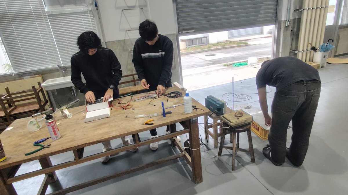 SCL_Ryukyu's tweet image. エンジニアリング デザイン演習は第1回目の出力向上手法について 2班目の提案 プレゼン。1班目とは全く違う手法が提案され1回目はこの案で 両班が出力向上率を競うことに。昨年の直流モーターを使った出力測定を試みるが ベルトが切れており 朝はこれで終了