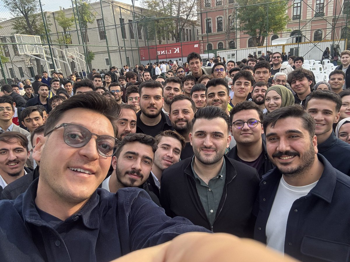 📸 İstanbul Üniversitesi’nde anlık

😉 10 numara buluşma

<a href="/M10/">Mesut Özil</a>