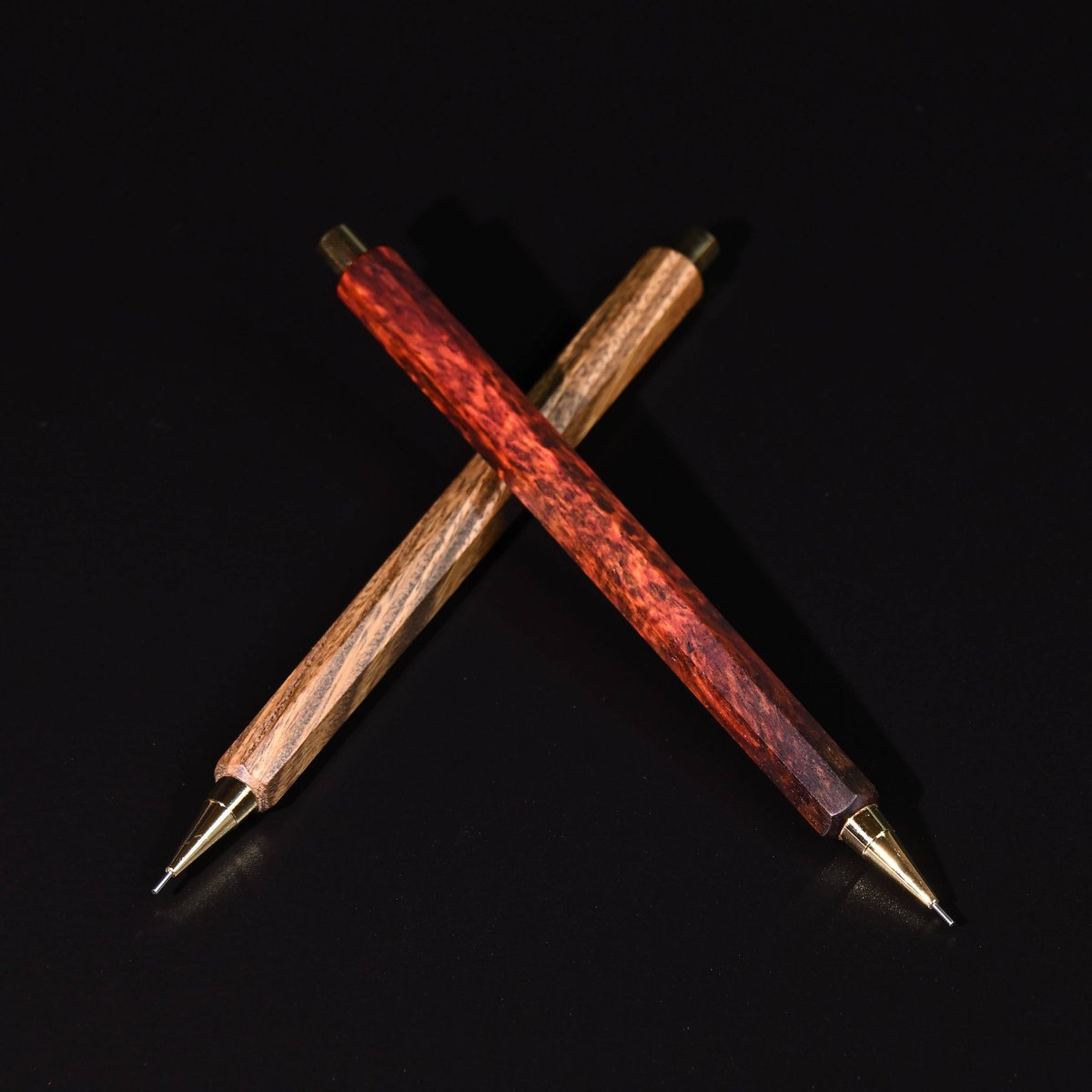 七角軸シャーペン準備中です。
六角軸、八角軸と色々試した結果七角軸が一番しっくりきました😊

このシリーズは真鍮パイプを使っていないので軽く長時間使用しても疲れにくいです。
近日BASEで販売予定です‼️