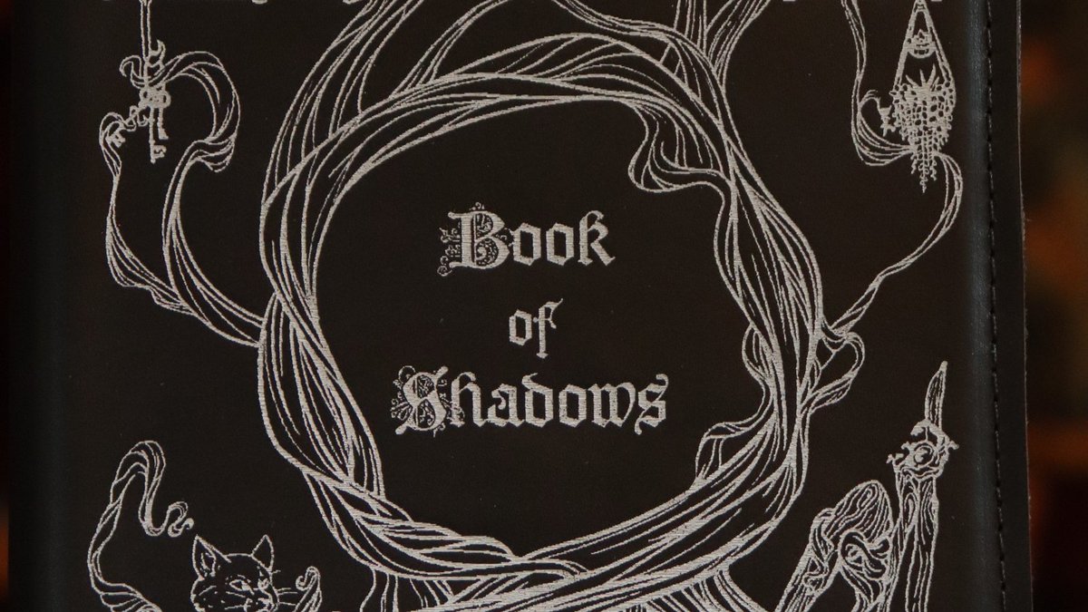 SpeechlessBard's tweet image. Noor has been having the time of her life experimenting with inlays, and this Witch notebook in black leather has given her much joy 🖤
Only this one notebook will be up in tomorrow&apos;s Holiday Sale, and remember: all our notebooks are sleeves, so reusable! 🧹
#witch #notebook