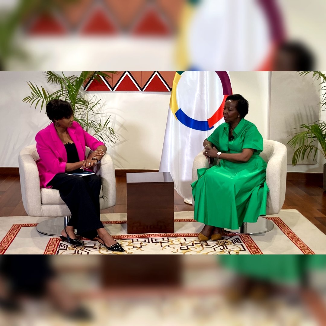 Auprès de Madame Louise Mushikiwabo, Secrétaire générale de l’OIF, j’ai ressenti toute la force de l’engagement, de la vision et de la parole qui élève.

Pour la journaliste que je suis cette rencontre restera gravée dans mon parcours...
 c’est plus qu’une photo!!
#IFYKYK #OIF