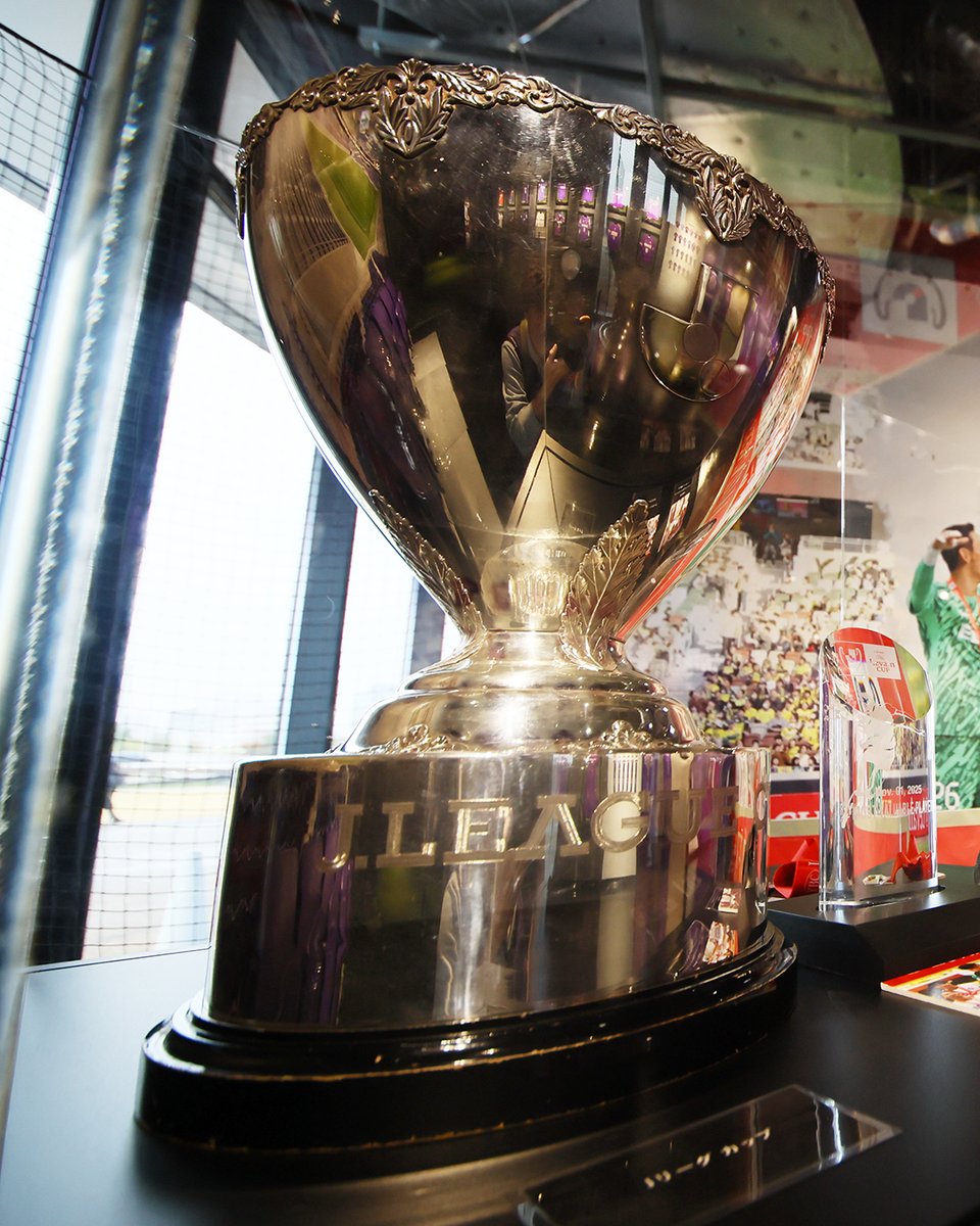 PeaceWingH's tweet image. Our history, our legacy 📜💜🏟️🕊️

The Levain Cup trophy and other items from @sanfrecce_SFC&apos;s latest title are now on display at the Hiroshima Soccer Museum!

Don&apos;t forget to stop by during your visit to Peace Wing 💜

#sanfrecce #hiroshima #projectone #peacewinghiroshima