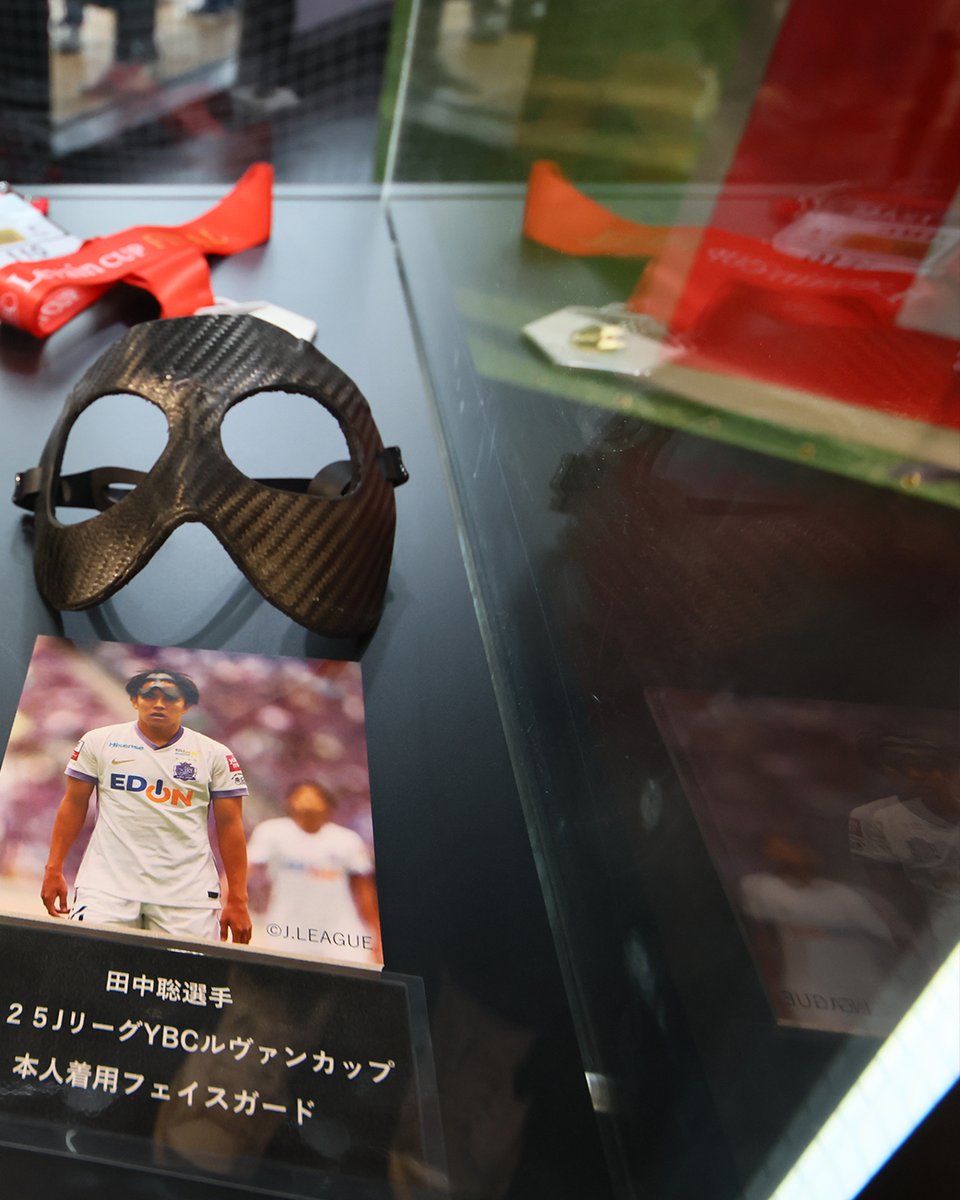 PeaceWingH's tweet image. Our history, our legacy 📜💜🏟️🕊️

The Levain Cup trophy and other items from @sanfrecce_SFC&apos;s latest title are now on display at the Hiroshima Soccer Museum!

Don&apos;t forget to stop by during your visit to Peace Wing 💜

#sanfrecce #hiroshima #projectone #peacewinghiroshima