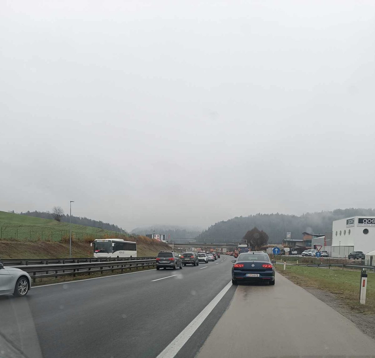 Zaradi trčenja med izvozoma Grosuplje in Višnja Gora je nastal daljši zastoj.

Tina sporoča, da tudi dolenjke in dolenjci obvladajo ustvarjanje reševalnega pasu💪🏻👌🏻‼️ 

 #ozaveščamo #skupaj #zastoj #LevoDesno #zavodreševalnipas #reševalnipas #RešiŽivljenje