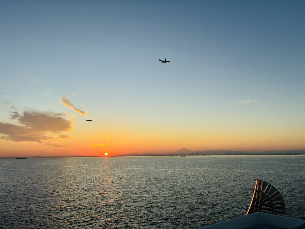 本日は木更津で仕事  帰り道に寄った海ほたるにて
 #海ほたる   #夕焼け