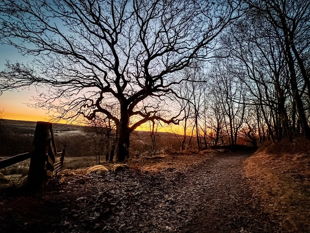 BrianParry68's tweet photo. Gorgeous over the Nab this morning

#ThePhotoHour #sunrise #StormHour #winter https://t.co/gLpy4IP2jT