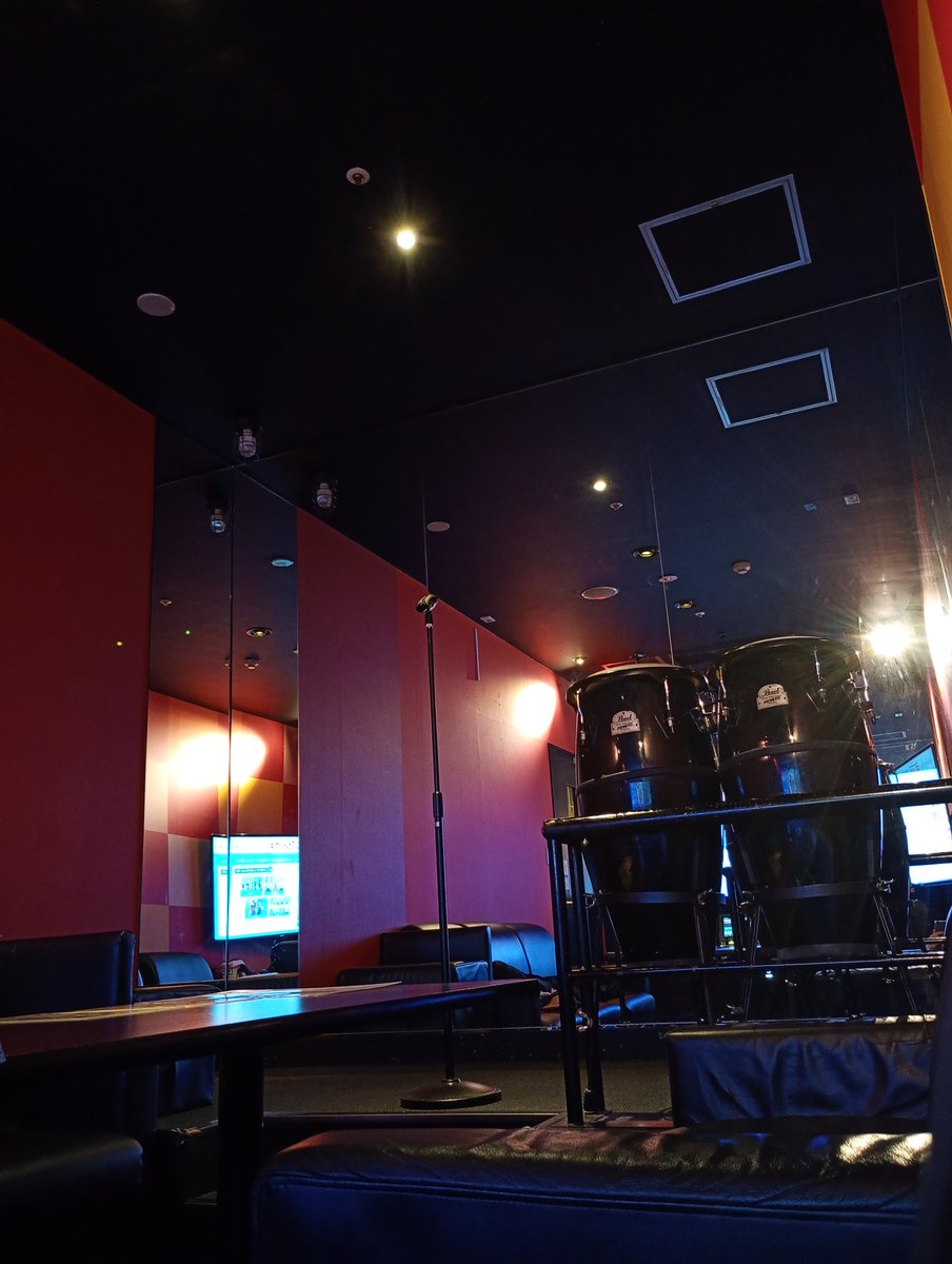 r1_iruma's tweet image. 🎤カラオケ情報🎤

ラウンドワンのカラオケでは特殊な
ルームをご用意しております‼️

中でもステージルームがおススメです✨

入間店には5部屋ございます😆
特に18号室は最新機種DAMWAO!
のお部屋ですので
新コンテンツ「最後まで残りまショー」
を4人で対戦すると盛り上がります❤️‍🔥
＃カラオケ