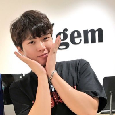 mustbehyun's tweet photo. From this....                                 To this.

Grabeng upgrade yan. Ilang taon ko na ring icon to. Akala ko eto na yung closest picture na pwedeng mag karoon ako kay woohyun. Who would have thought na possible palang nasa iisang frame kami 😭😭😭 https://t.co/UK9o1GCIwI