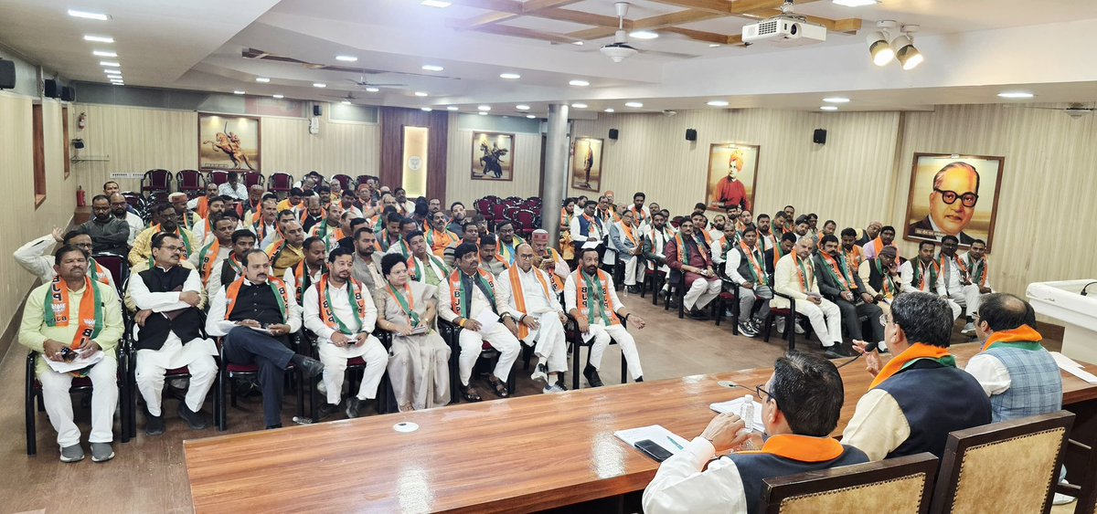 idharampalsingh's tweet image. आज भाजपा प्रदेश मुख्यालय पर मतदाता विशेष गहन पुनरीक्षण अभियान के निमित्त अवध क्षेत्र की क्षेत्रीय कार्यसमिति, 2022- विधानसभा प्रत्याशी, जिला प्रवासी, बी. एल.ए.-1 एवं मंडल अध्यक्षों के साथ समीक्षा एवं आगामी योजना बैठक किया।