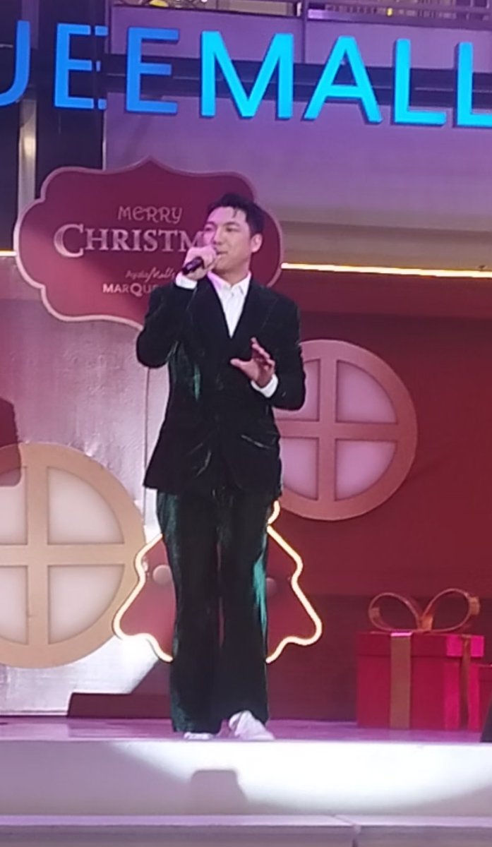 Sobrang gwapoo at sobrang galing ni D  tonight ,kundisyon at ang solid ng boses , nagpa-free concert na naman sa Marquee Mall,yung para bang wala syang ganap kaninang umaga!! Halimaw ka talaga sa galing D!!😍🙌🙌🙌

#DARREN <a href="/Espanto2001/">Darren</a>