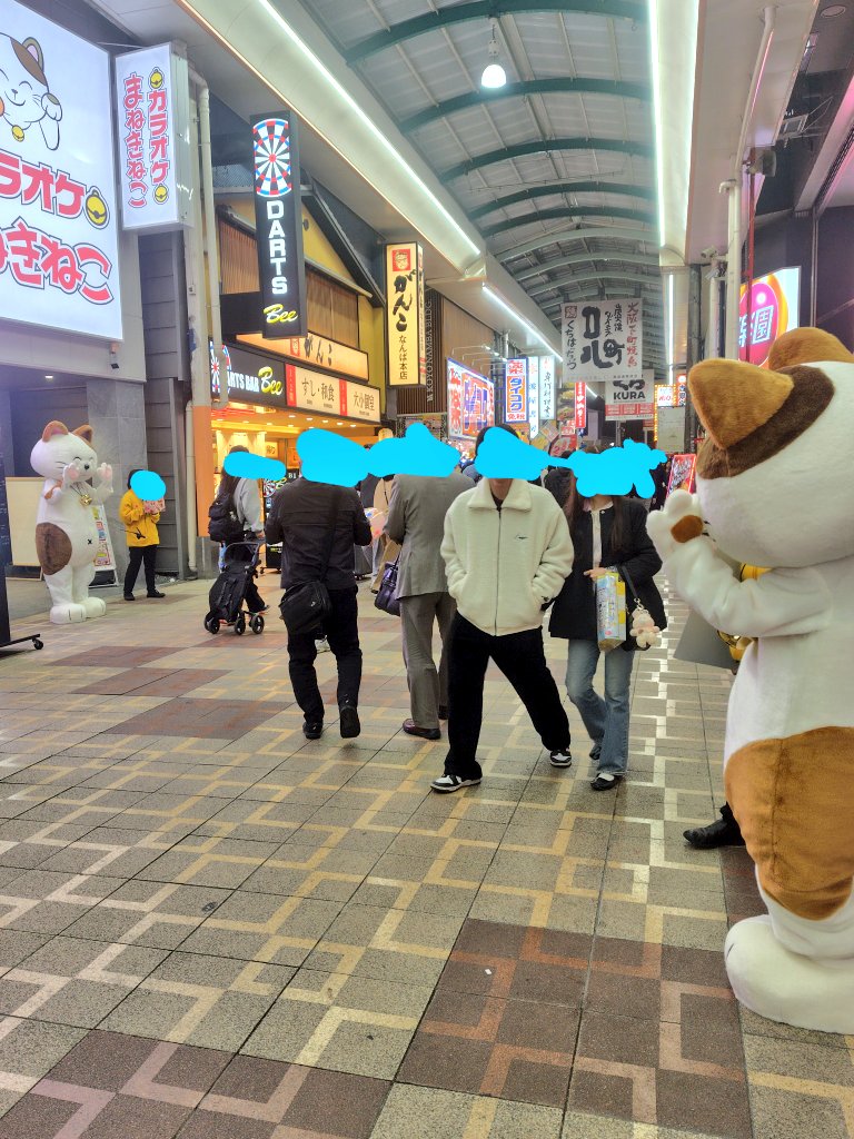 yasumiluchan's tweet image. 今日のキャラ活③
なんばのカラオケまねきねこ南海通り店と道向かいの南海通り2号店、何とダブルで同時にまねっきー登場してました。
南海通り店は小柄でずんぐり。２号店は背が高くスリムでした！
向かい合わせでのまねっきー登場にびっくり！
＃カラオケまねきねこ
#まねっきー