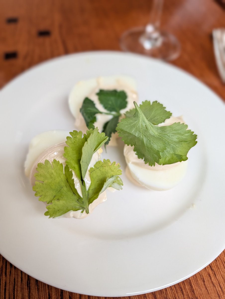 こちらが、フランス名物ウフマヨ、こちらのお店で8ユーロでございます。直す必要ないのわかった上で書くけど、ゆで卵1.5個にマヨネーズ、今日のレートで1443円🤣  #パリっぽい写真