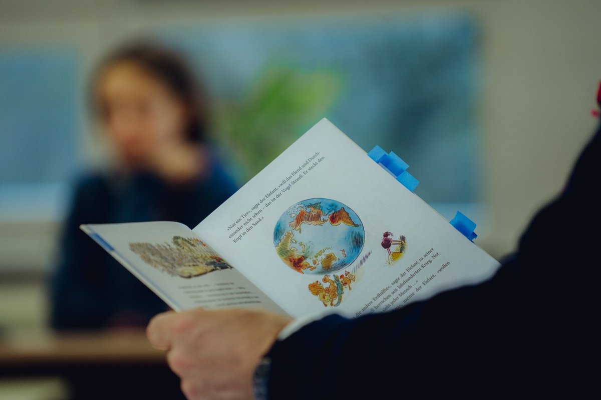 Heute ist bundesweiter Vorlesetag: Landtagspräsident Alexander Dierks unterstützte die Aktion gern und las Schülerinnen und Schülern am Förderzentrum "Albert Schweitzer" Dresden vor. Mitgebracht hatte er das Buch 'Die Konferenz der Tiere'. "Vorlesen ist eine großartige Sache."