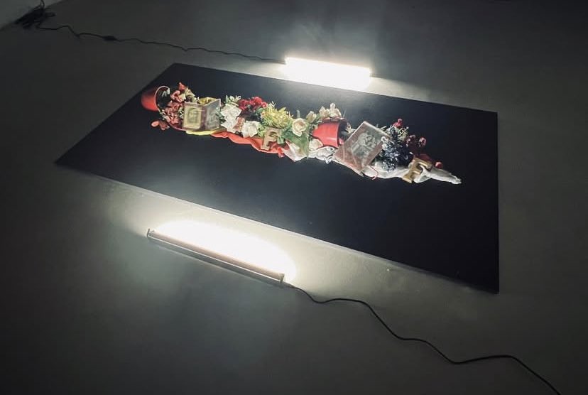 ArteYAnarquia's tweet image. Escultura de Nicolás Cox titulada “1,63”. El título hace referencia a la estatura de Franco y la escultura está construida con distintas ofrendas recogidas de la tumba de Franco.