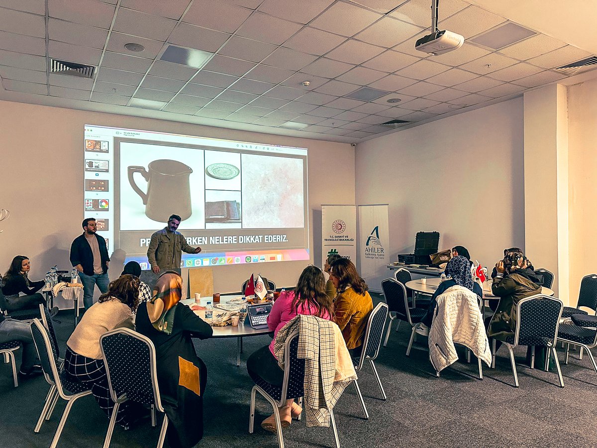 ahilerkalkinma's tweet image. Nevşehir Sosyal Gastronomi Programı kapsamında düzenlenen “Yemek Stilistliği ve Yemek Fotoğrafçılığı Eğitimi” başarıyla tamamlandı!

Ahiler Kalkınma Ajansı olarak kadın istihdamını, kadın girişimciliğini ve gençlerin yaratıcı endüstrilerdeki becerilerini güçlendirmeye devam…