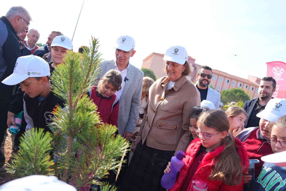 SelmaKavaf's tweet image. “Biri toprağa, biri geleceğe…
Soma Belediyesinin düzenlediği fidan dikim etkinliğine katıldık.

Doğaya nefes olan bu anlamlı organizasyon için Belediye Başkanımız Sercan Okur’a teşekkür ediyorum.