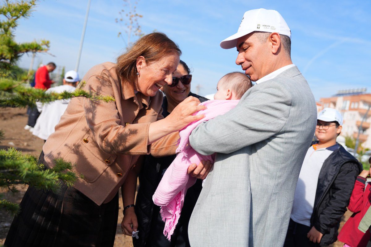 SelmaKavaf's tweet image. “Biri toprağa, biri geleceğe…
Soma Belediyesinin düzenlediği fidan dikim etkinliğine katıldık.

Doğaya nefes olan bu anlamlı organizasyon için Belediye Başkanımız Sercan Okur’a teşekkür ediyorum.