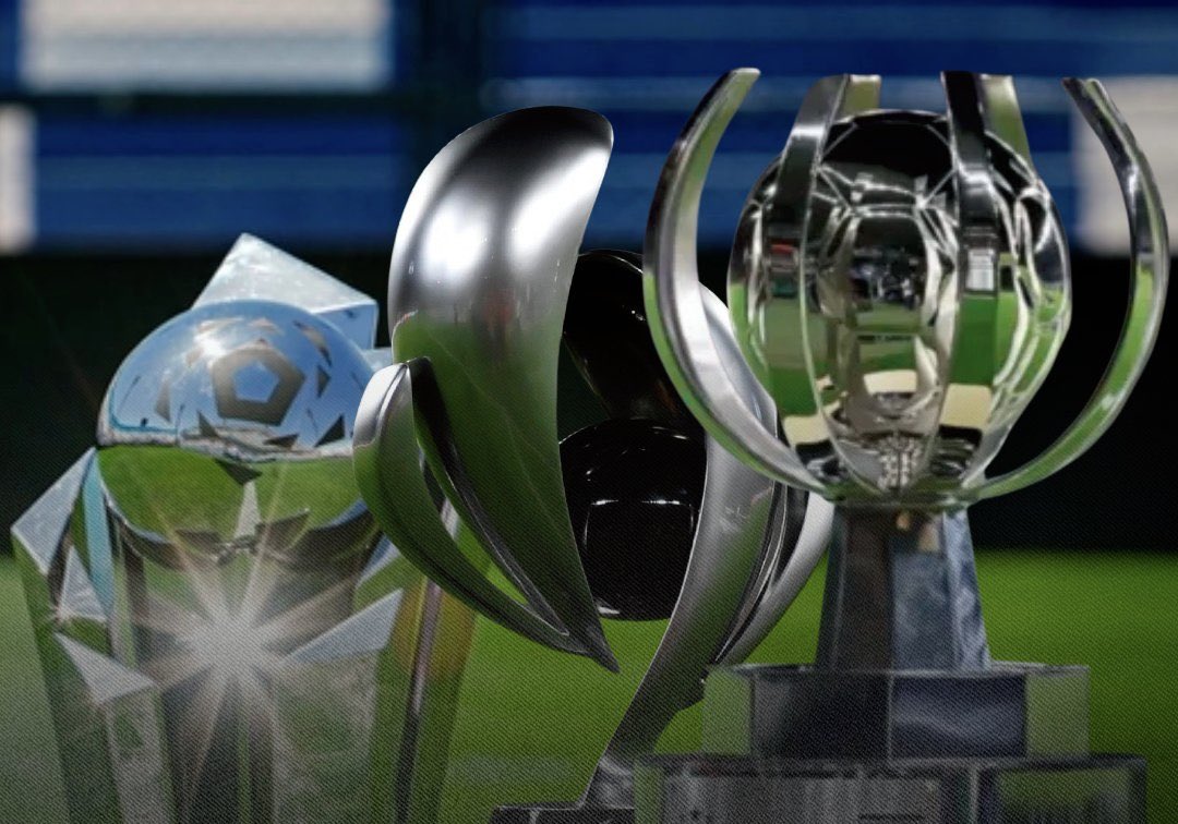 estebanedul's tweet photo. Suma estrella?

Ser campeón siempre fue llegar a la gloria y poner un nombre en la historia, por eso se celebra tanto y se transforma en algo inolvidable. 

Hace años el marketing le ganó al futbol y la búsqueda de muchos pasó a ser simplemente sumar estrellas, sin importar el prestigio. 
Primero se mezcló lo amateur con lo profesional y así se buscó agrandar una suma general que no existía como tal, después se sumaron un montón de Copas y Trofeos que resultan imposibles de explicar, pocos saben quienes la juegan y por qué llegaron a disputarlas. Estamos a pocos días de empezar un 2026 que tendrá 9 Campeones, sí 9. 

Llegará un momento en que los propios jugadores no sabrán qué están ganando y ni levantarán los brazos para festejar, es demasiado. 

Por suerte, los que vivimos esto con pasión y defendemos el prestigio y no la repartija, tenemos al mejor jugador del mundo, Messi, aclarando una y mil veces que él siempre soñó con un mundial y no con un balón de oro, que es otro de los pecados actuales, creer que en un deporte de equipos tiene mucha importancia un premio individual. 

No lo creo pero ojalá el tiempo haga que el prestigio vuelva a estar de moda y que jugadores, técnicos y equipos compitan por un lugar en la gloria y no por estrellas sin brillo.