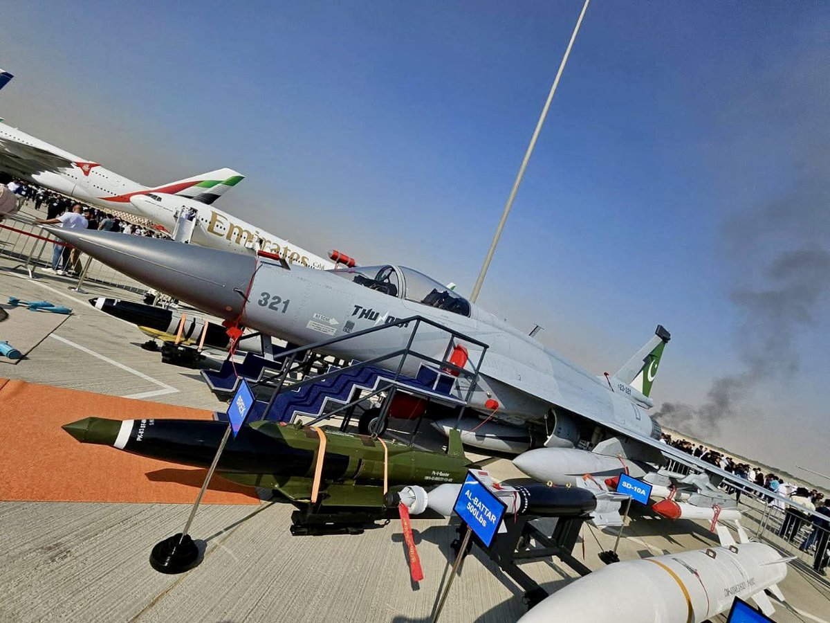 OSPSF's tweet image. Pakistan Air Force’s PAC JF-17 Thunder 🇵🇰 fighter jet and the Indian Air Force’s HAL Tejas 🇮🇳 fighter jet captured in the same frame/image today at the Dubai Air Show 2025: