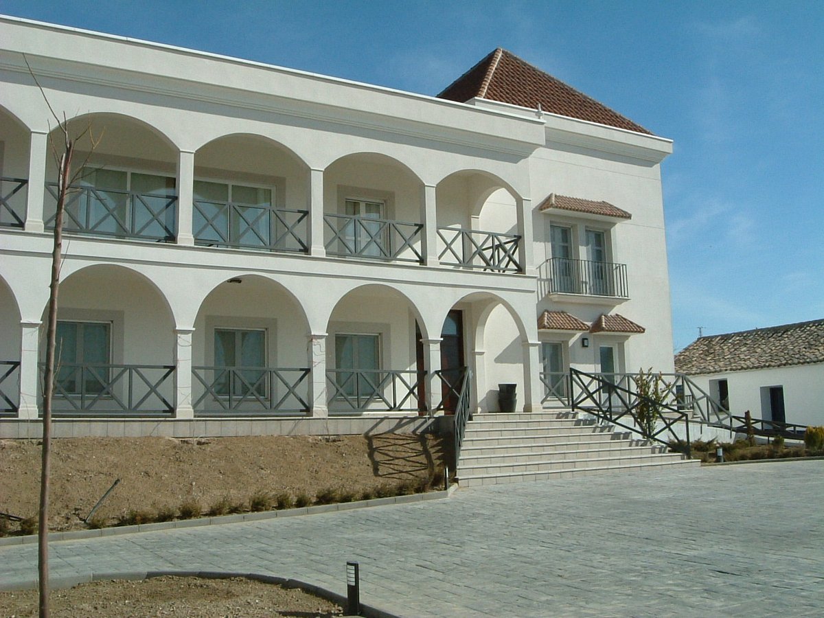 ACDQuijote's tweet image. 👉Continuamos presentándote a nuestros #socios:
🍷Bodegas y Viñedos Casa del Valle, de #Yepes, es miembro del GDR Don Quijote desde 2001.  
✅Esta empresa es un referente en la comarca por su compromiso con la calidad, la innovación y el respeto al territorio. (+)